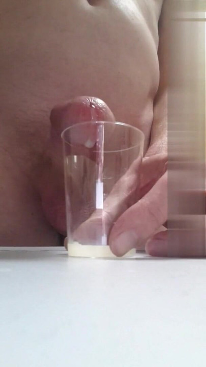 Momento da condividere da "orgasmo multiplo rovinato sega mungitura sborra e sperma nel bicchiere"