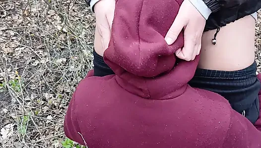 Aku kencing dan ngentot mulut pacarku di hutan supaya istriku nggak ketemu sama kami