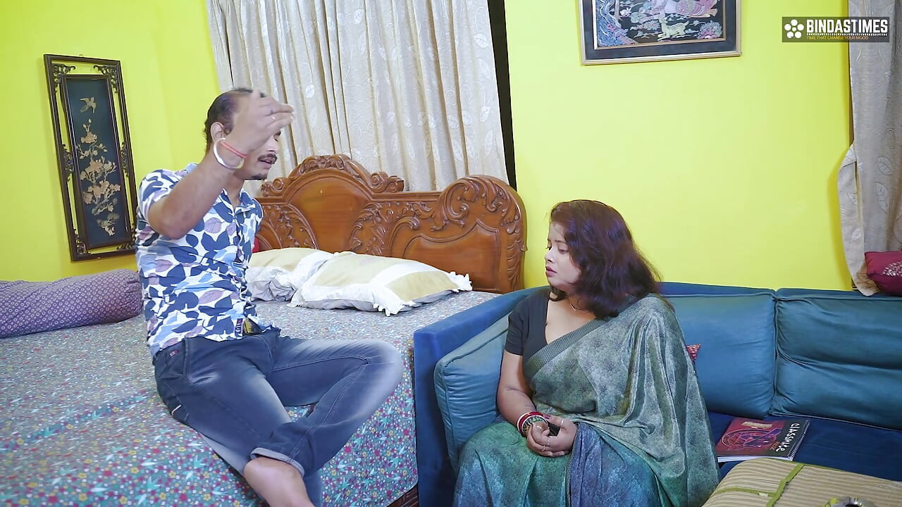 Desi thirki ghar ka maalik apni kiraayedaar bhaabhi ji ko chodta hai jab uska pati ghar par nahin hai (hindi diyo)