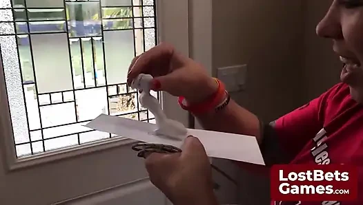 Sie stand an ihrem geburtstag nervös vor dem tattoosalon