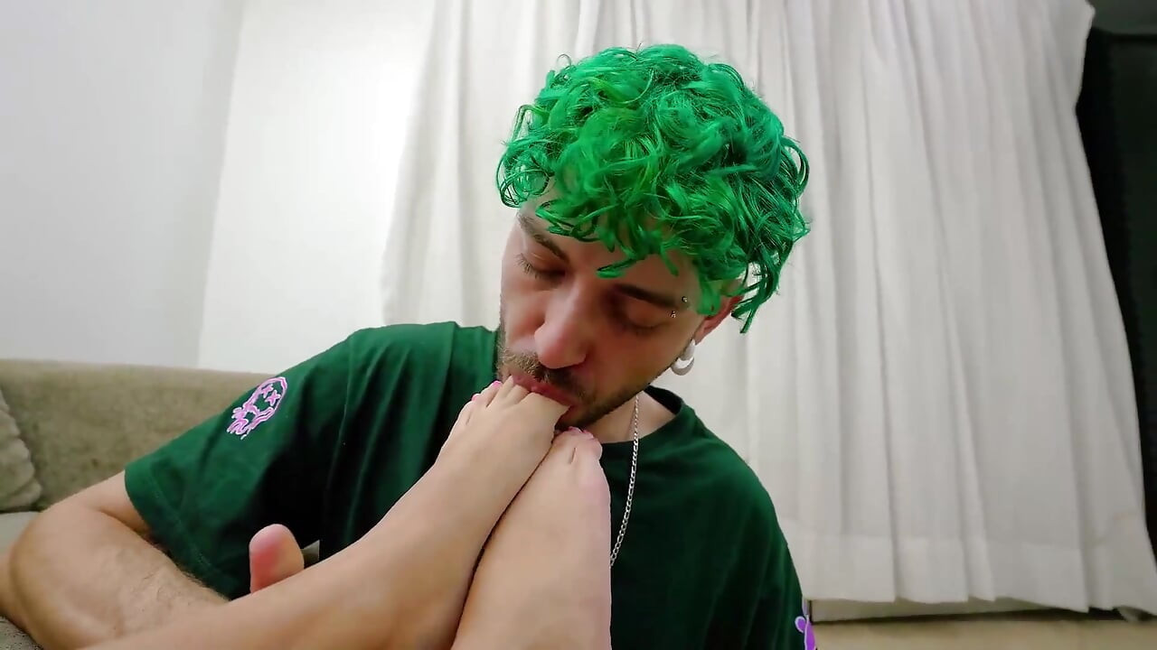 I Sucked the Toes and Soles of the Feet of the Young Girl I Met on Tinder