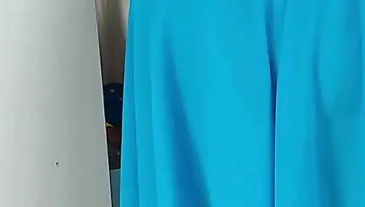 Bibi saya menunjukkan gaun baru untuk dikenakan ke partai liberal