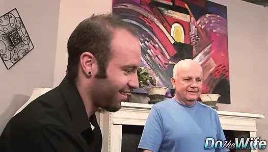 Куколд наблюдает, как его жена Brooke Belle жестко трахается