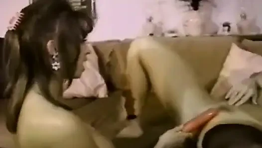 İki süper ateşli kızla klasik azgın lezbiyen seansı