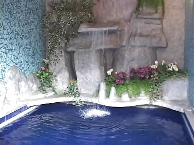Busty Shemale obniża swojego dupka na kutasa kolesia, a następnie bierze go pieska