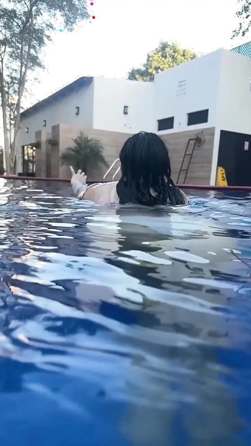 Tetona latina grecia nadando en la piscina