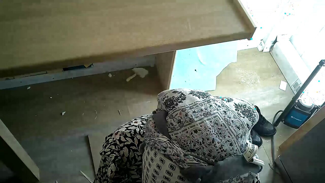 ムスリム女性がチンコをしゃぶろうとし、うまくやる