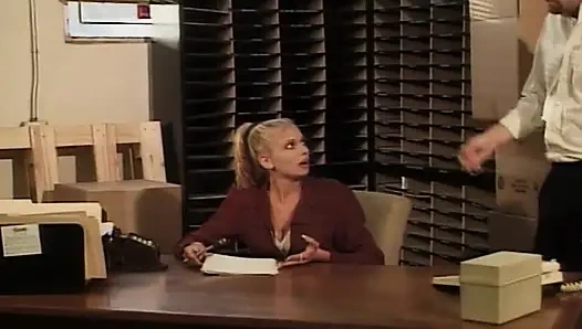 Perfekte blonde sekretärin bekommt ihr analloch im büro gefickt