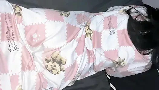 to see sister-in-law's body playing on the phone in the room