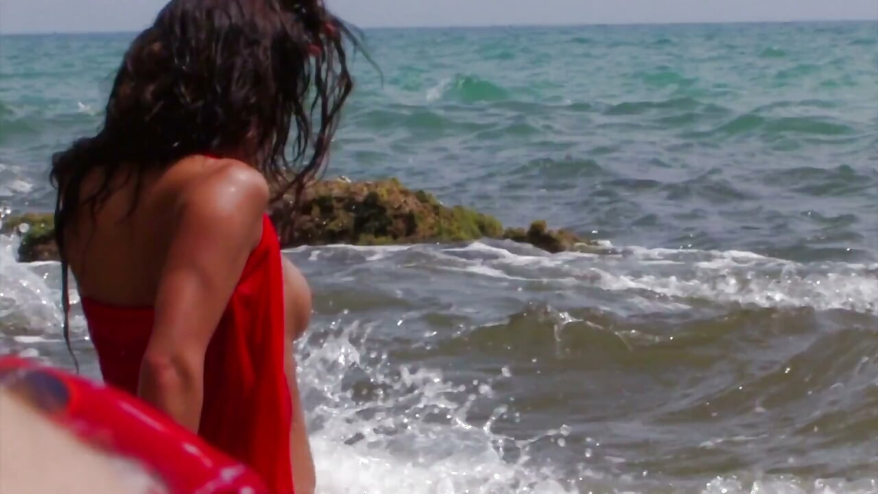 Vagabunda bem arrombada levando dupla penetração na praia