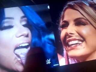WWE Sasha Banks e Alexa Bliss fanno doppio sputo e sborra in omaggio