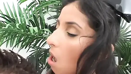 İki sapık hemşire sikişmeden önce adamın götünü muayene ediyor