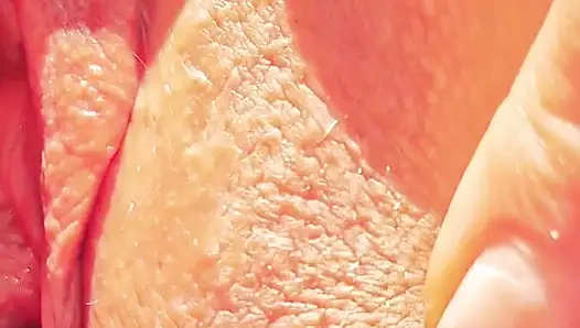 Возбужденная зрелая показывает супер крупным планом широко раздвинутую пизду.