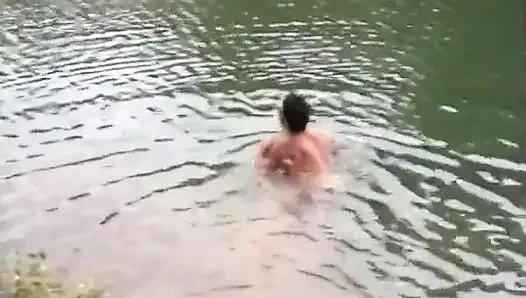 Güzel bir sarışın için doğada üçlü.