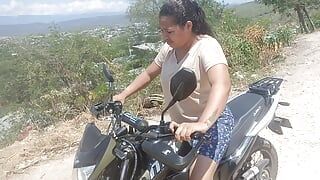 私は隣人にバイクの乗り方を教え、彼女は私に彼女の膣をくれます。