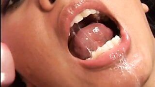 Великолепная маленькая азиатская милфа получает порцию спермы на лицо после анальной сессии траха