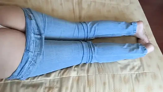 Üvey annem boşalmam için bana götünü sunuyor ama onu sikmemem için bana yalvarıyor.