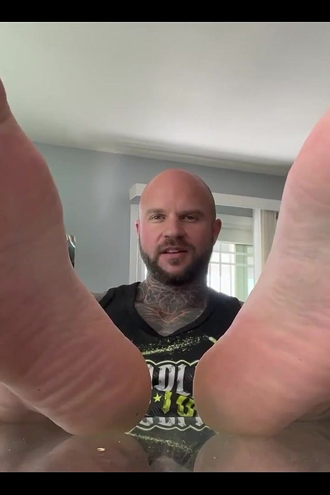 あなたはパパの足を崇拝する資格がありますか?