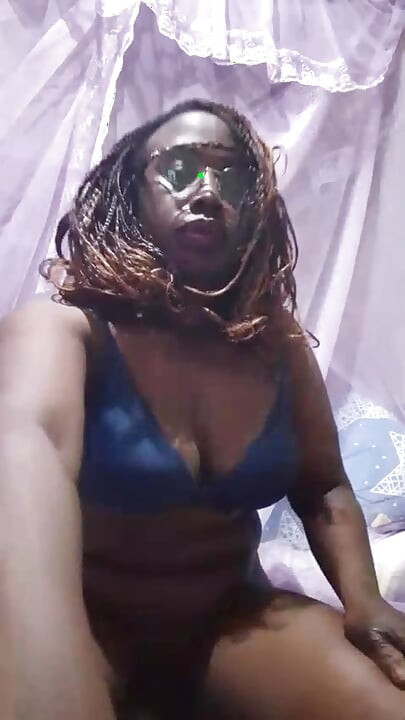 Une belle-mère sexy baise quand son beau-fils n’est pas à la maison.