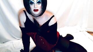 Sissy Drag Queen in zware make-up speelt met buttplugs, kont naar mond