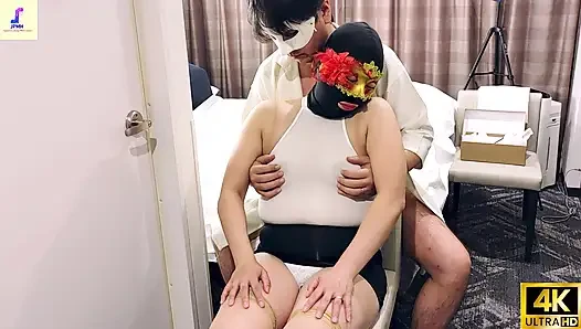 Eine Reife Frau in Erotischem Cosplay Ist in Die Masturbation Vertieft, Ihre Vaginalflüssigkeit Tropft Heraus.
