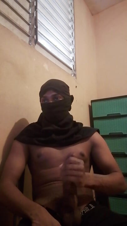 Enmascarado de gran polla negra se masturba