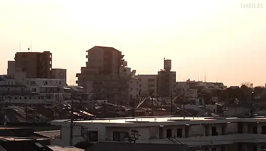 Komşumuzun azgın karısı genç adamın vücuduna biniyor ve sperm sıkıyor - bölüm 2