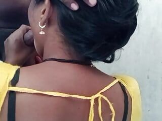 Marwari Bhabhi massaged the dick and had fun by drinking the juice from the dick