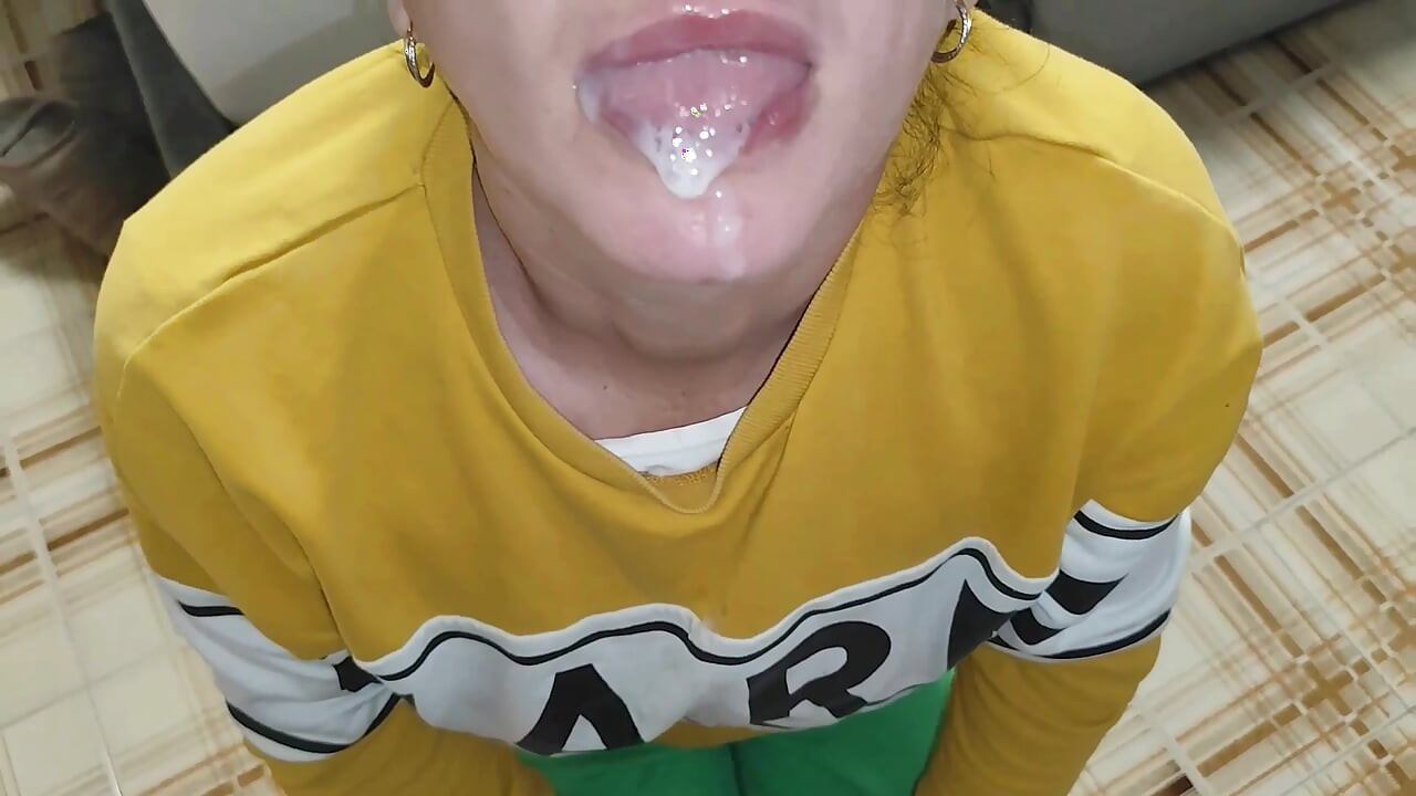 Mrdka v puse a domácí kompilace análního creampie