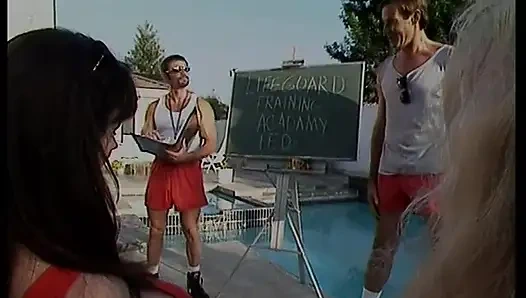 Ебарь трахает волосатую киску и задницу брюнетки с гигантскими дыньками, затем кончает на нее их