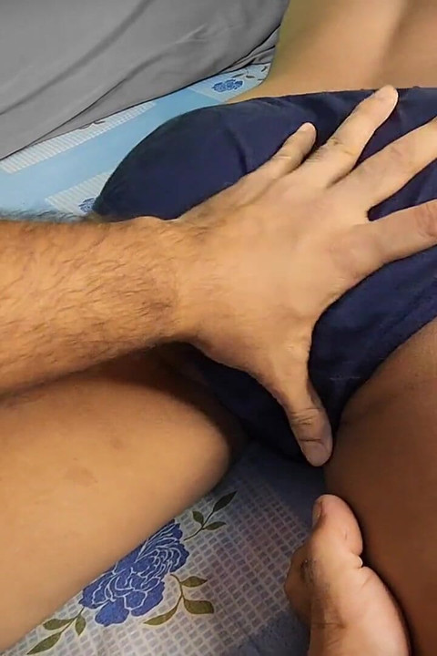 Ibu tiri India mengongkek air mani di dalam creampie pepek berbulunya