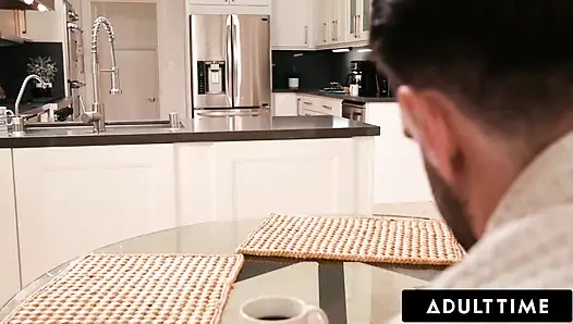 ADULT TIME - yaramaz pixie smalls arzulu üvey babası onu azdırmaya devam ediyor ve sinsi tutkulu seks yapıyor