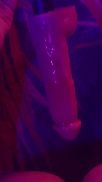 Я люблю гратися зі своїм дилдо