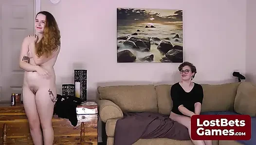 Gracie und Roxy konkurrieren im Strip-Memory-spiel