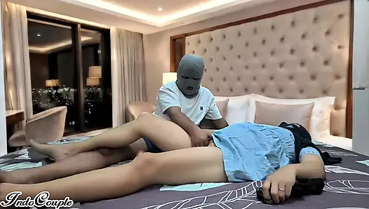 Aku suka mempermalukan budak seksku, mengikuti perintahku dan mencium celana dalamku dan memekku yang berbulu