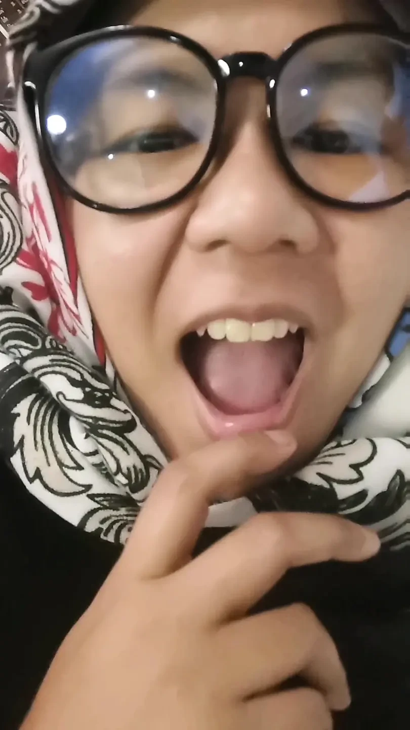 第一人称视角：印度尼西亚病毒女孩在她的房间里