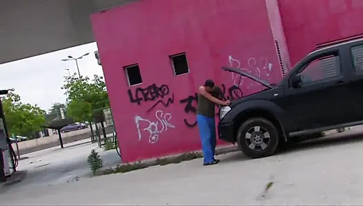 Hart in ihren arsch rammen, während sie beim auto beugt ist