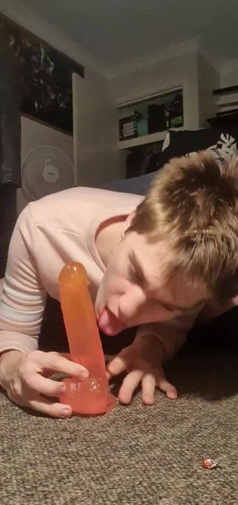 Aussie sissy bitch sucking dildo