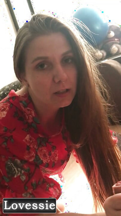 O MILF superbă într-o rochie roșie i-a supt pula vecinului pe balcon și l-a invitat înapoi la ea - Lovessie