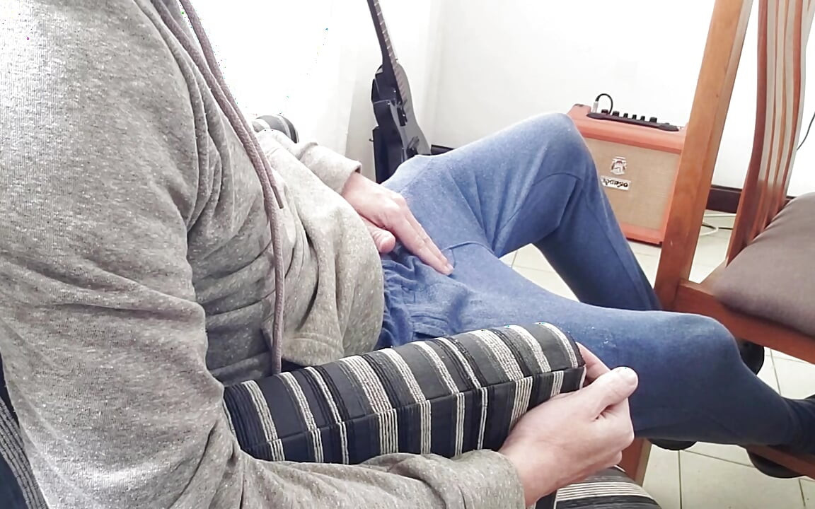 Играя со своим членом, он заканчивает хорошо.