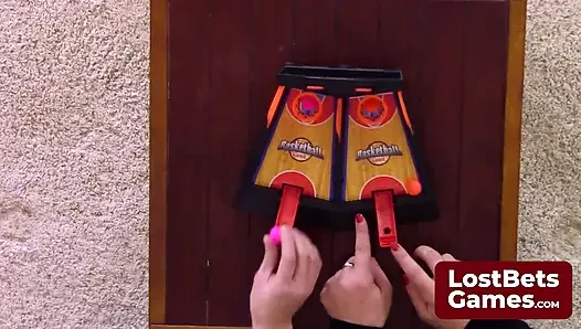 Tobi светит в этой стрип-баскетбольной игре Flippies