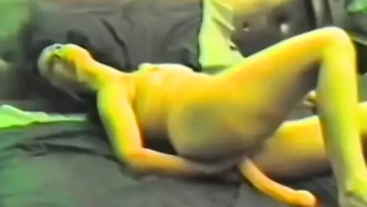 Eine geile brünette wichst mit zwei dildos
