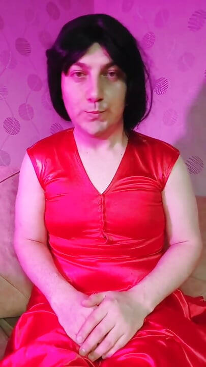 La princesse rouge Kitty Cross s’amuse dans une robe rouge