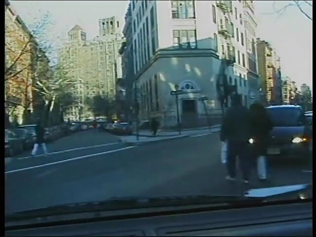 Une rouquine de banlieue fait du copain avec de la chair de poule qui la baise dans une voiture dans la circulation urbaine