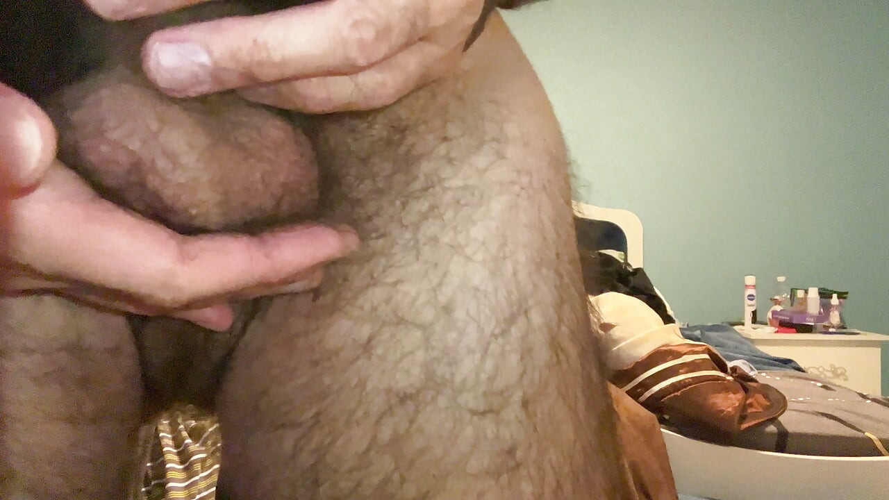 Earl Smile Bedroom Selfie Ball Massage with Deep House Beats