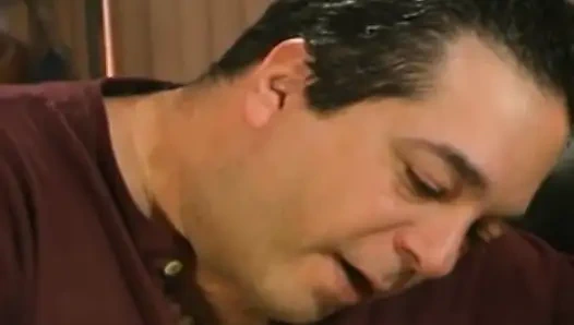 Suami berbagi istrinya yang cantik