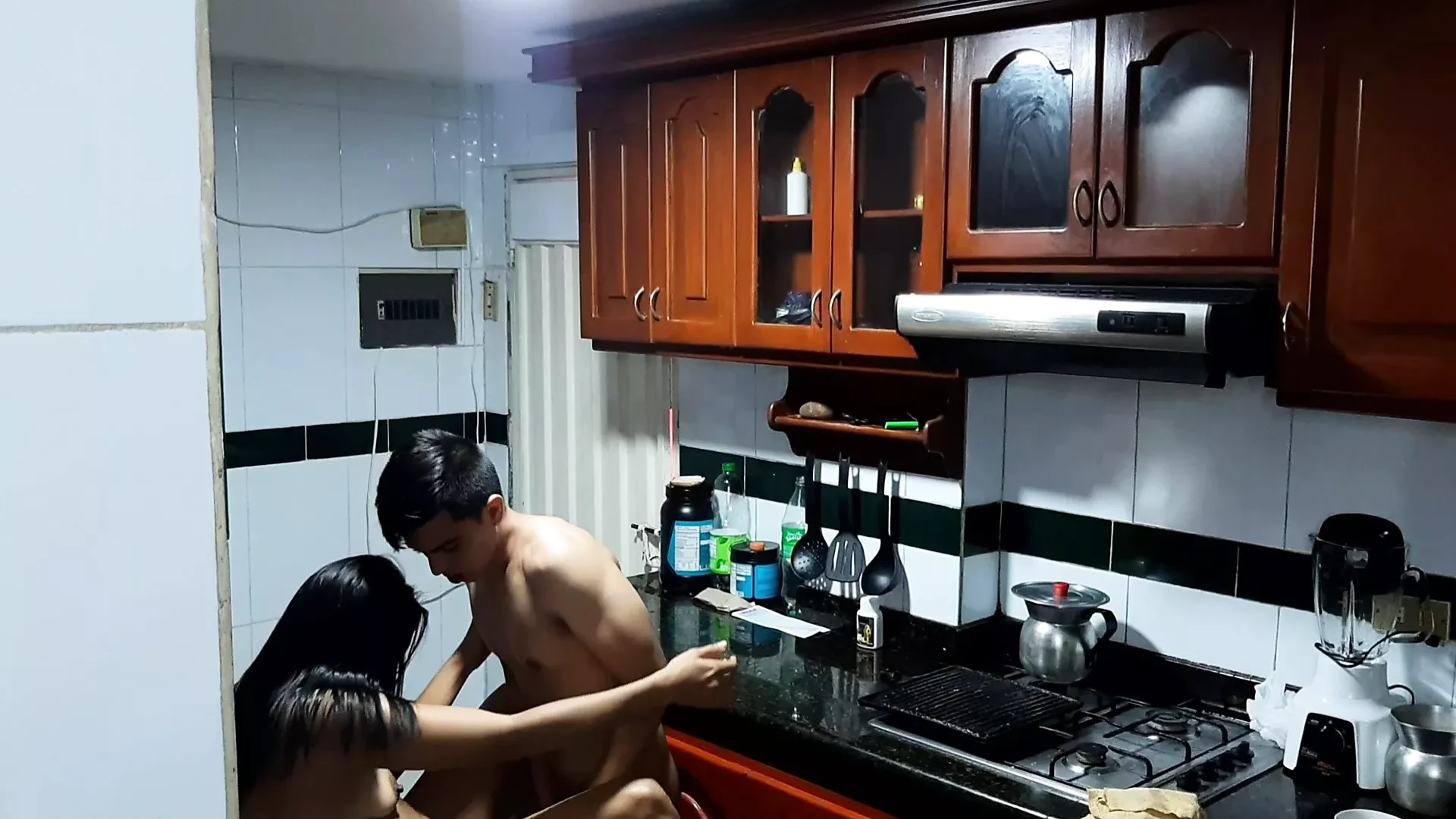 Snimaju nas dok ližem pičku moje polusestre u kuhinji. pt2. ukusno pušenje kurca na šalteru