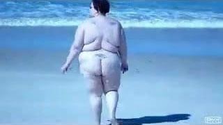 胖荡妇在海滩上散步