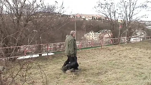 Parkta soğuk ve küçük doğal memeli genç esmer yaşlı bir adam tarafından ısınıyor ve tüm dölleri yutuyor