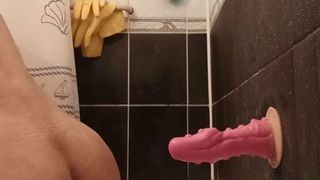 Adam duşta bir ejderha yapay penis ile kendini sikikleri